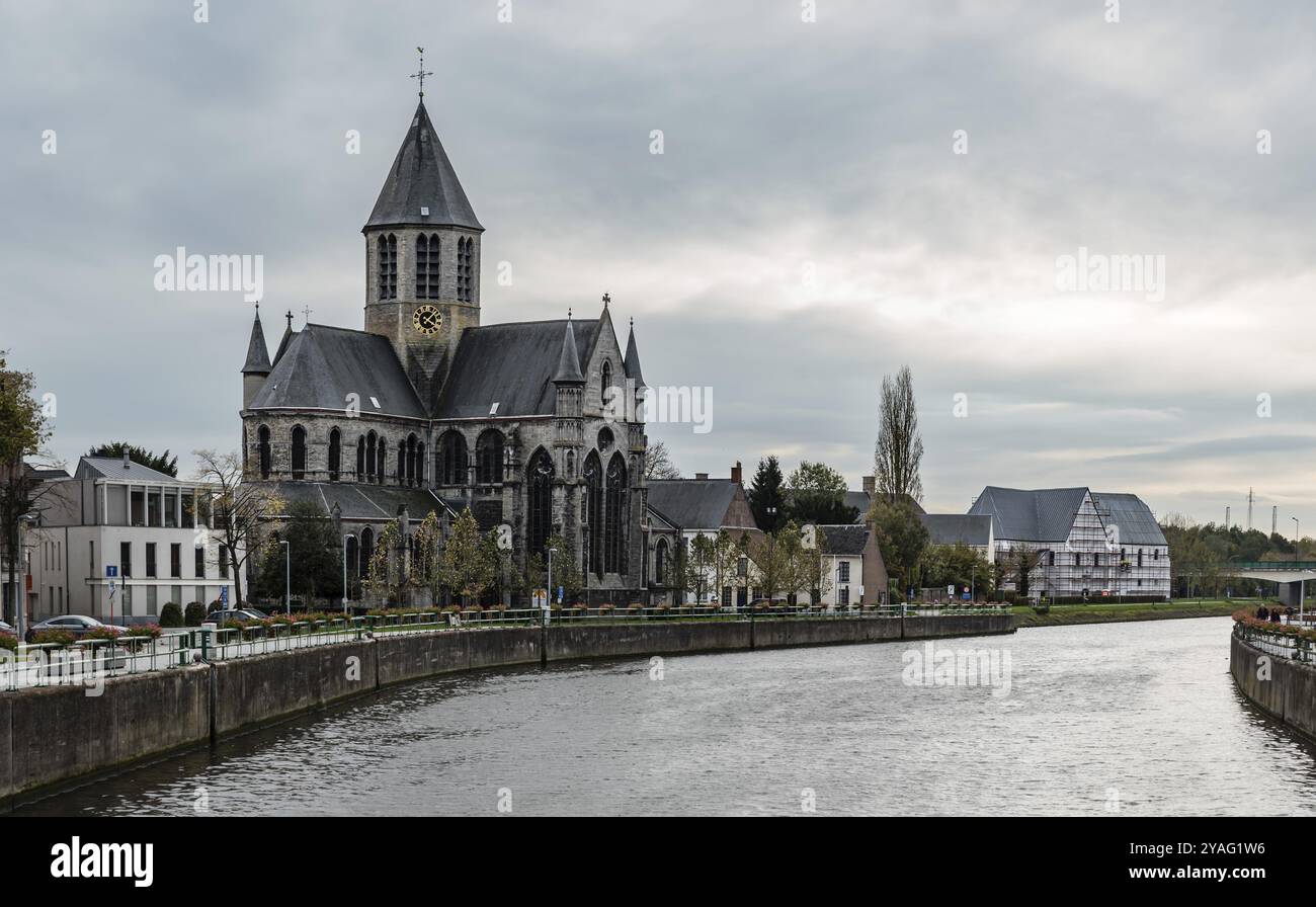 Oudenaarde, Belgien, 10 28 2017 Blick auf die Stadt vom Wasser in der Abenddämmerung, Europa Stockfoto