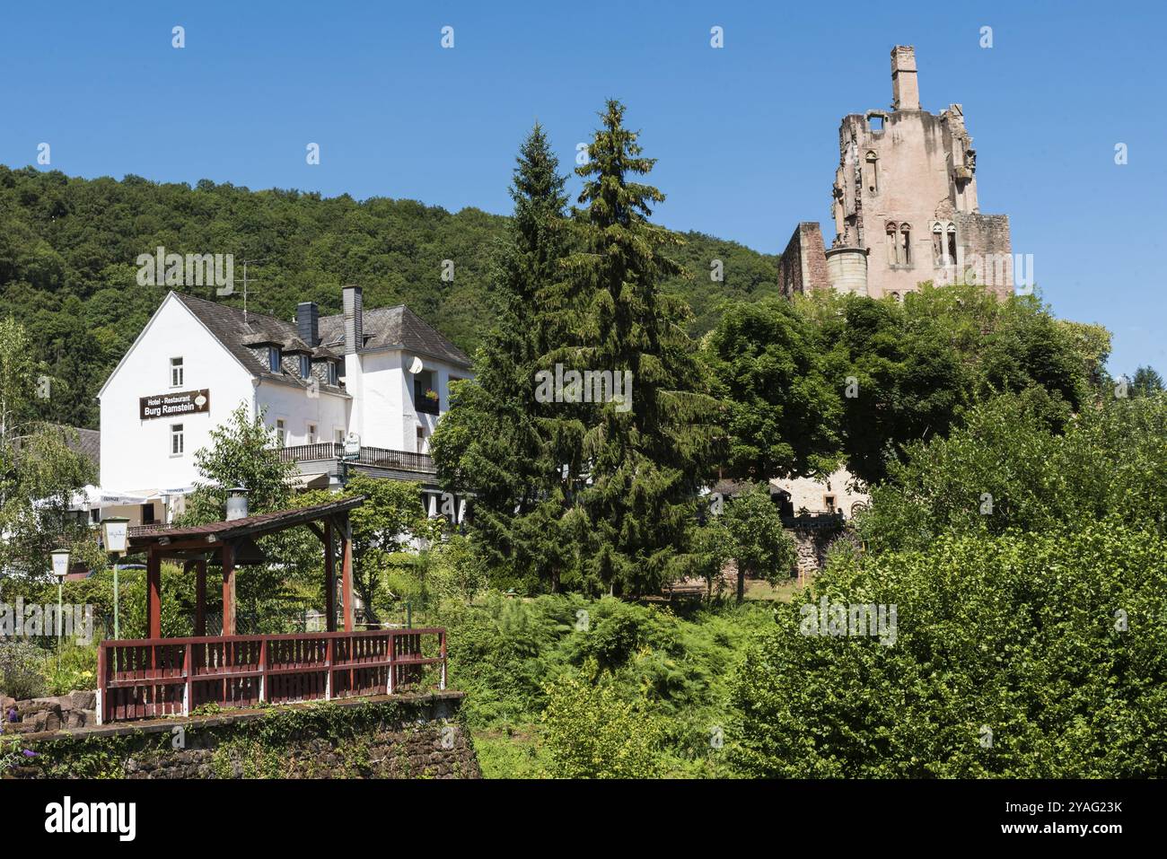 Kordel, Rheinland-Pfalz, Deutschland, 07 26 2020 Schloss Ramstein, Restaurant und Hügel, Europa Stockfoto