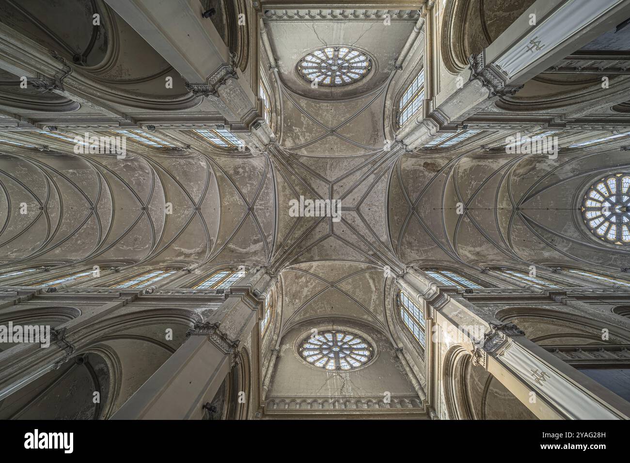 Stadtzentrum von Brüssel, Region Brüssel-Hauptstadt, Belgien, 06 20 2020 Blick auf die dekorierte Decke der Kirche St. Katharina, Europa Stockfoto