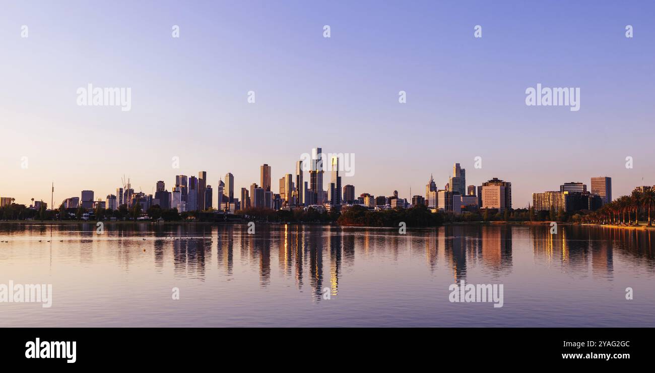 Der berühmte Albert Park See und die Skyline bei Sonnenuntergang in Melbourne, Victoria, Australien, Ozeanien Stockfoto