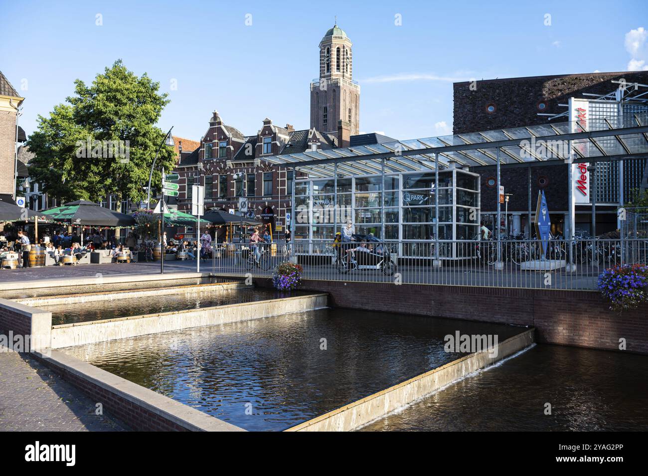 Zwolle, Overijssel, Niederlande, 07 15 2022, Zeitgenössische Errichtung eines Einkaufszentrums mit der Altstadt im Hintergrund, Europa Stockfoto