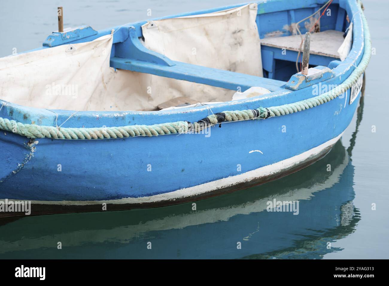 Marsaxlokk, Malta, 01 07 2022: Kleines blaues Schiff im Hafen, Europa Stockfoto