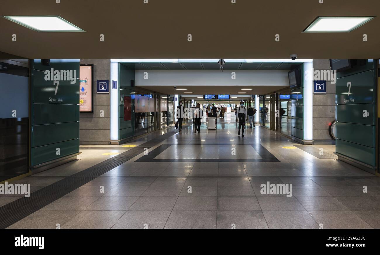 Saint-Josse, Region Brüssel-Hauptstadt, Belgien, 03 20 2020 die fast leeren Inseln und die Wartehalle des Bahnhofs Brüssel-Nord während des AdR Stockfoto