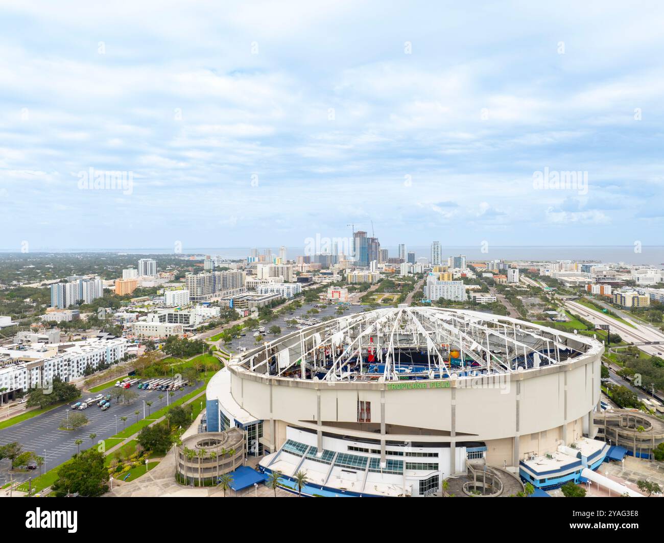 St. Petersburg, FL, USA - 11. Oktober 2024: Tropicana Field Stadium St. Petersburg Florida nach Hurrikan Milton 2024 Stockfoto