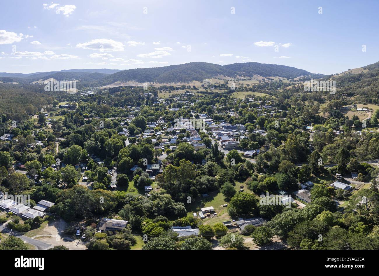 YACKANDANDAH, AUSTRALIEN – 29. DEZEMBER 2023: Ein Blick aus der Vogelperspektive auf die historische Goldminenstadt Yackandandah an einem warmen Sommertag in Victoria, Australi Stockfoto