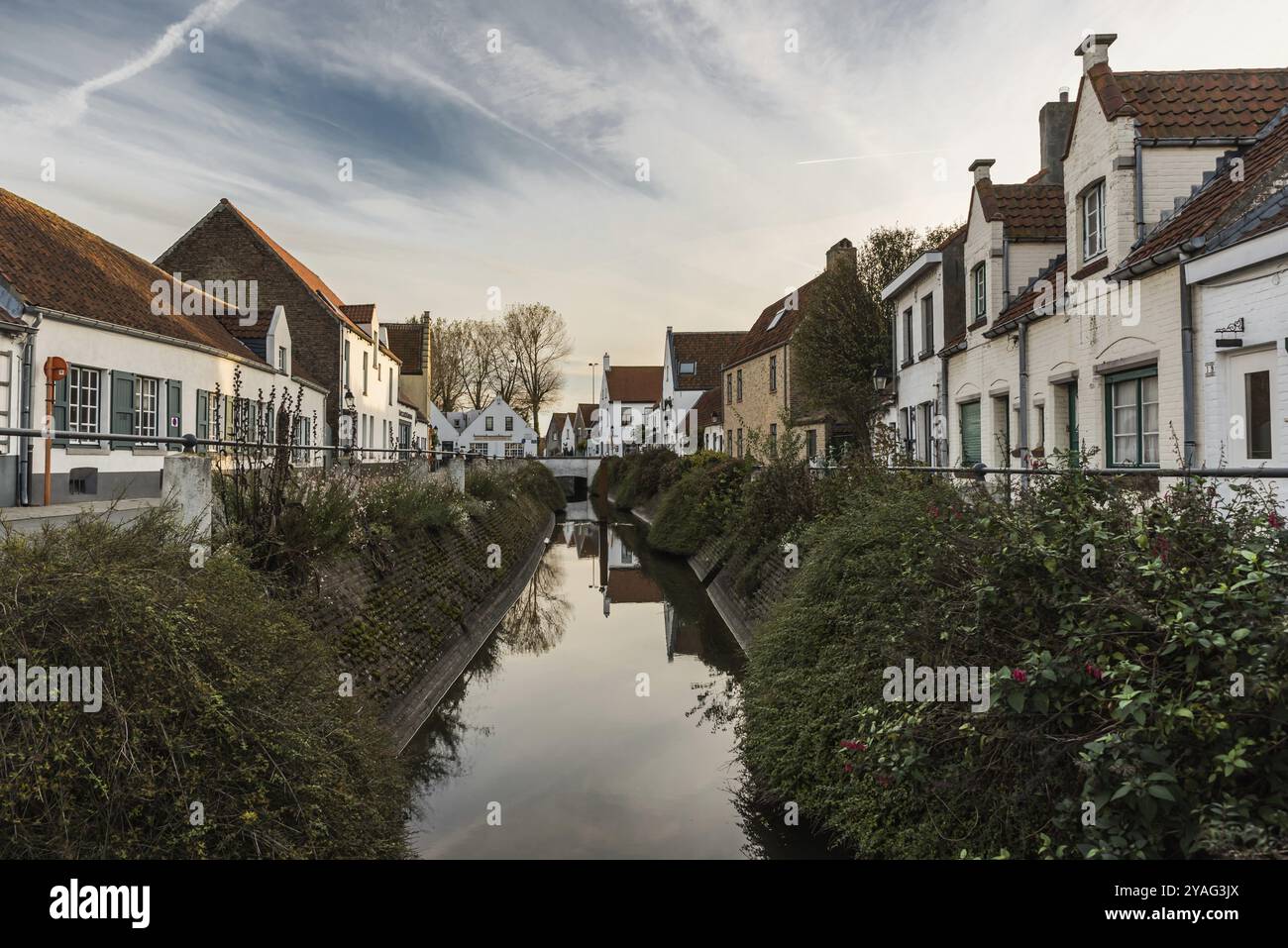 Lissewege, Flandern, Belgien, 10 30 2018: Blick über die alten gepflasterten Straßen, Häuser und einen Bach bei Sonnenuntergang, Europa Stockfoto