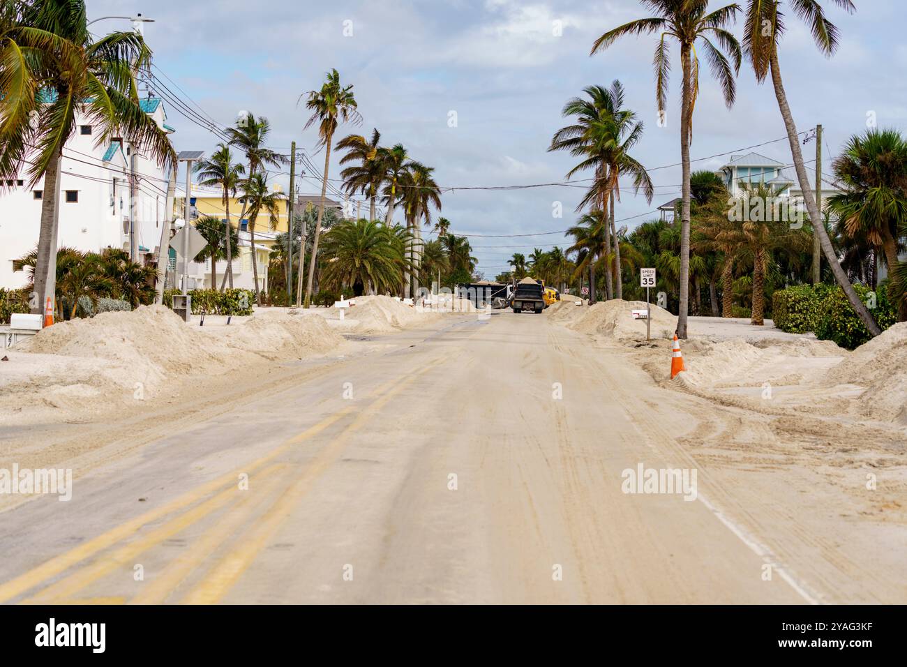 Hurrikan Milton stürmt Sand auf den Straßen Bonita Springs Beach 2024 Stockfoto