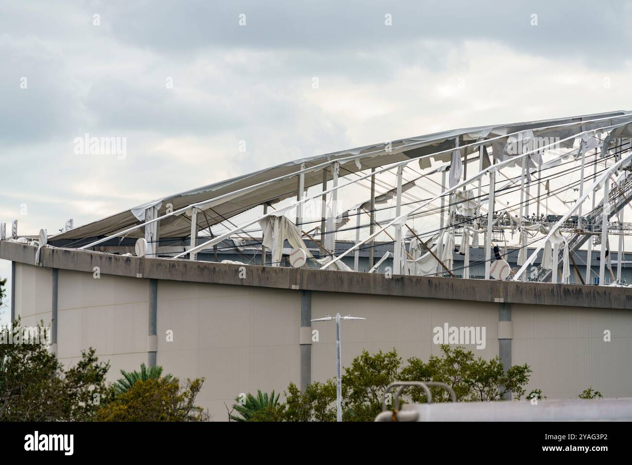 St. Petersburg, FL, USA - 11. Oktober 2024: Das Dach des Tropicana Field wurde durch Hurrikan Milton beschädigt Stockfoto