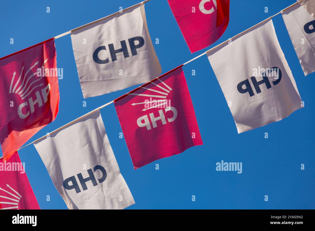 Istanbul, Turkiye - 8. Oktober 2024: Banner und Flaggen der Republikanischen Volkspartei CHP, einer kemalistischen und sozialdemokratischen politischen Partei in der Türkei. Stockfoto