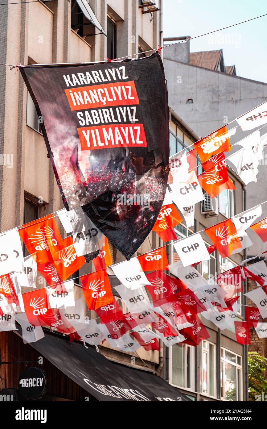 Istanbul, Turkiye - 8. Oktober 2024: Banner und Flaggen der Republikanischen Volkspartei CHP, einer kemalistischen und sozialdemokratischen politischen Partei in der Türkei. Stockfoto