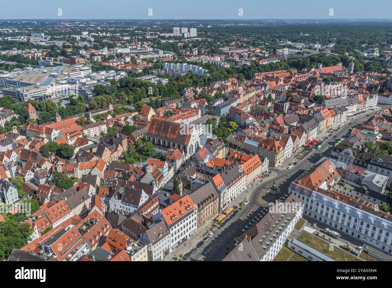 Aus der Vogelperspektive auf das Stadtzentrum der schwäbischen Bezirkshauptstadt Augsburg rund um den Moritzplatz Stockfoto