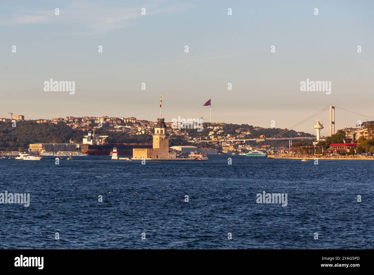 Istanbul, Turkiye – 8. Oktober 2024: Der Turm der Jungfrau oder der Turm des Leanders ist seit der byzantinischen Zeit ein Turm auf einer kleinen Insel im Süden Stockfoto