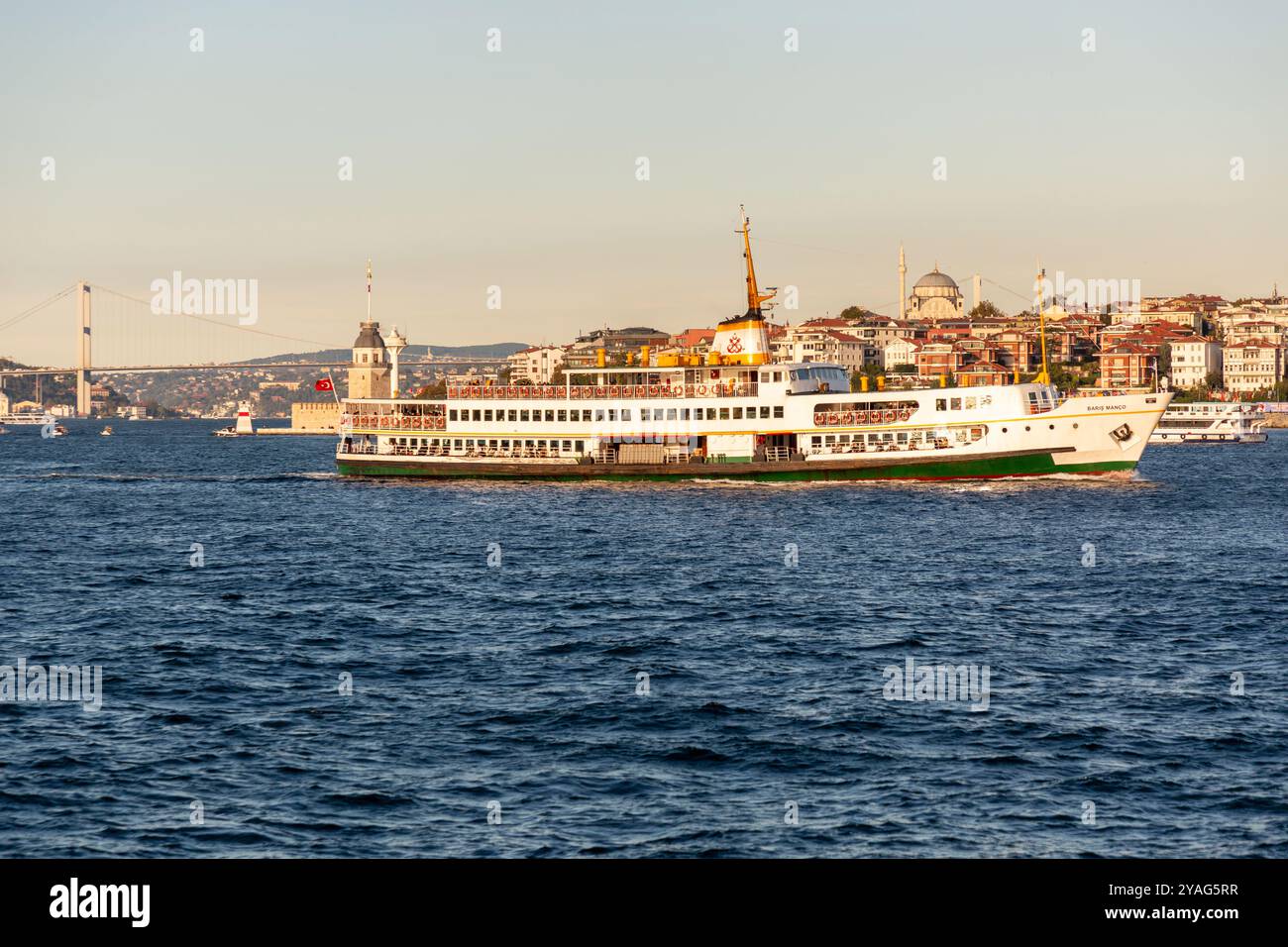 Istanbul, Turkiye - 8. OKT 2024: Blick auf die Skyline von Istanbul aus der Mitte des Bosporus, Wohngebäude, Geschäftstürme und Moscheen Stockfoto