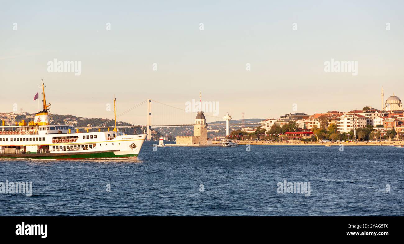 Istanbul, Turkiye – 8. Oktober 2024: Der Turm der Jungfrau oder der Turm des Leanders ist seit der byzantinischen Zeit ein Turm auf einer kleinen Insel im Süden Stockfoto