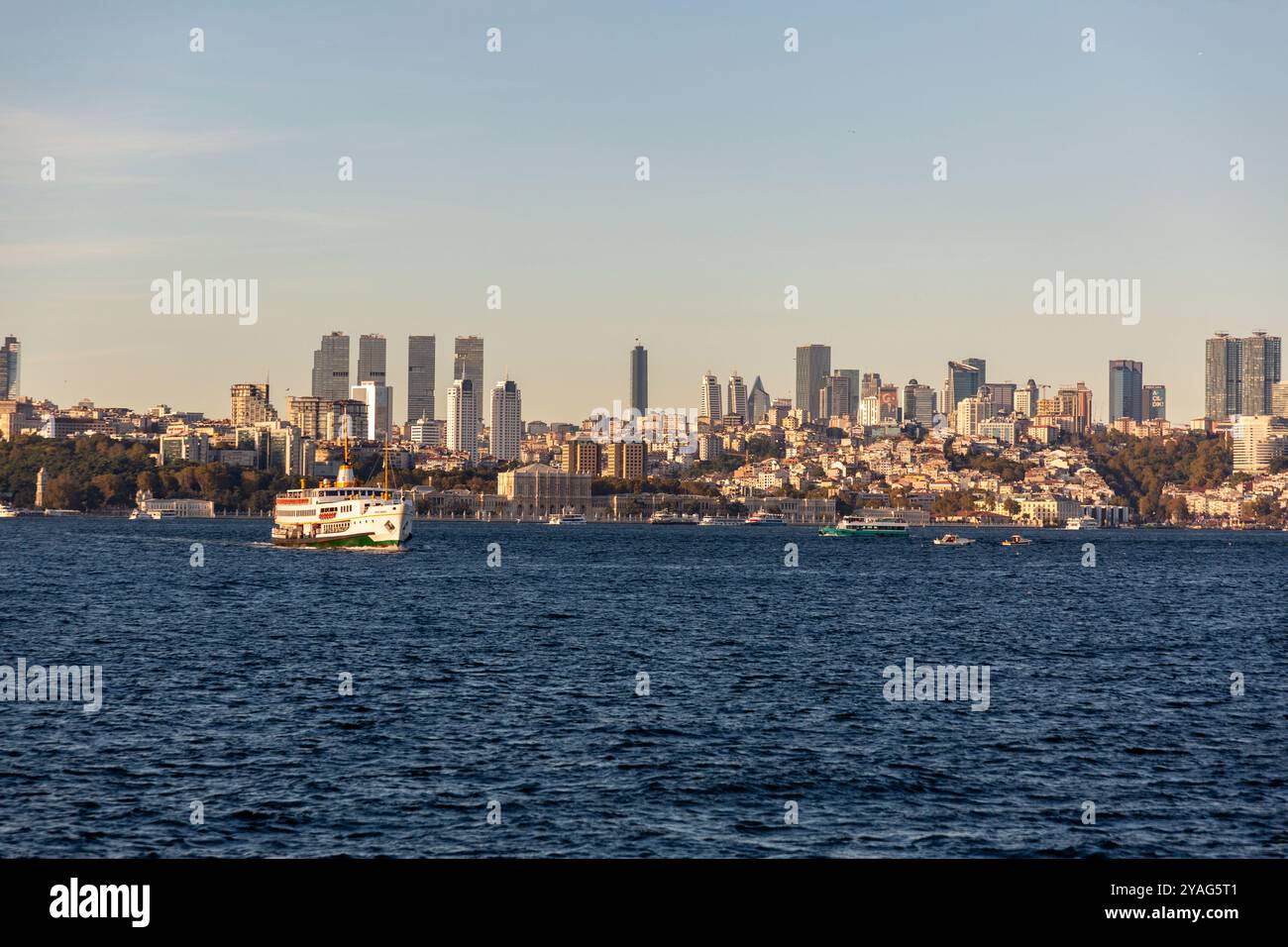 Istanbul, Turkiye - 8. OKT 2024: Blick auf die Skyline von Istanbul aus der Mitte des Bosporus, Wohngebäude, Geschäftstürme und Moscheen Stockfoto