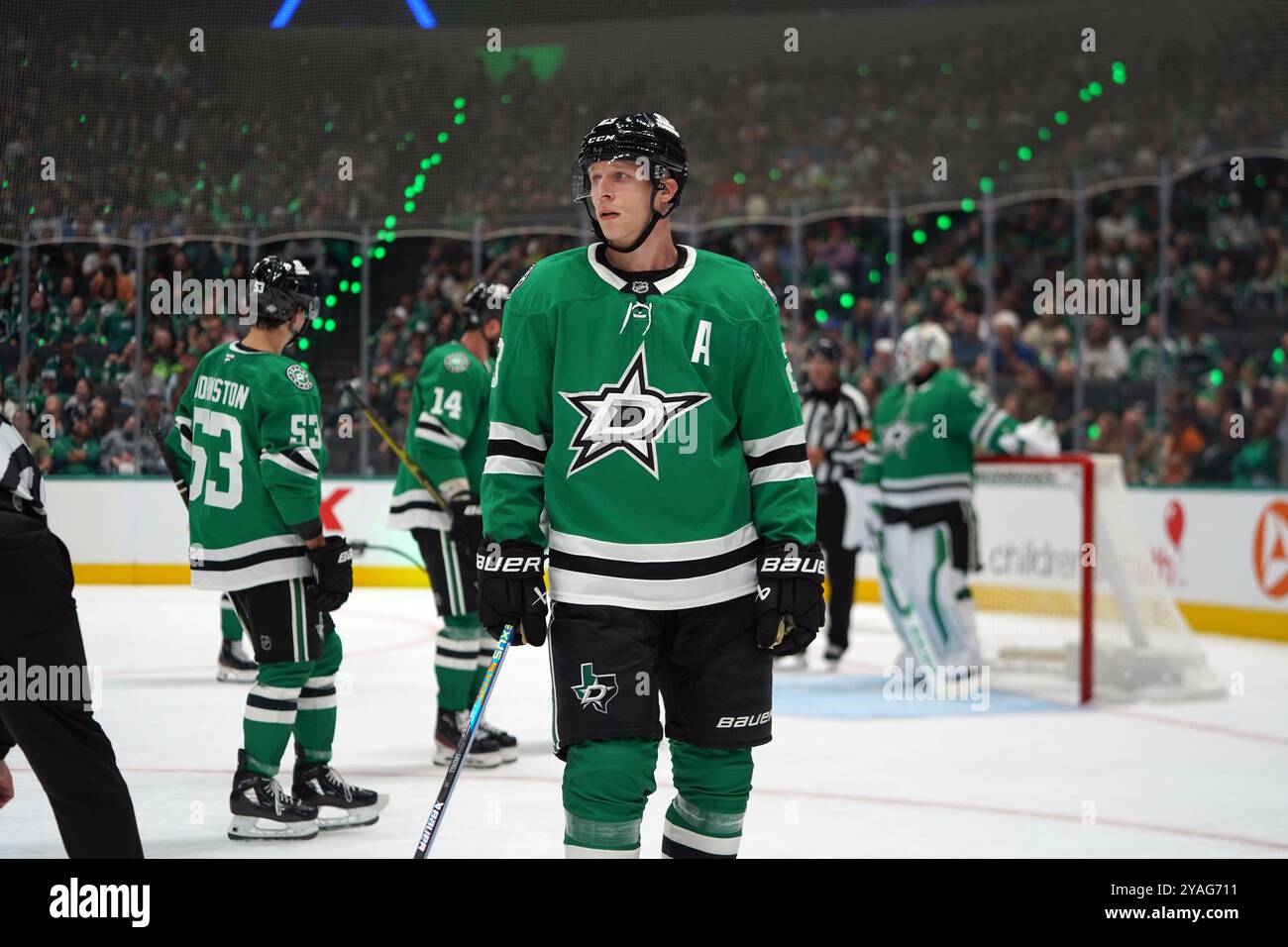 Dallas, Usa. Oktober 2024. ESA Lindell #23 der Dallas Stars skatet während des NHL-Spiels zwischen den Dallas Stars und den New York Islanders im American Airlines Center. Dallas Stars besiegen Minnesota Wild mit 3:0. Am 12. Oktober 2024 in Dallas, Texas, USA. (Foto: Javier Vicencio/Eyepix Group) Credit: Eyepix Group/Alamy Live News Stockfoto