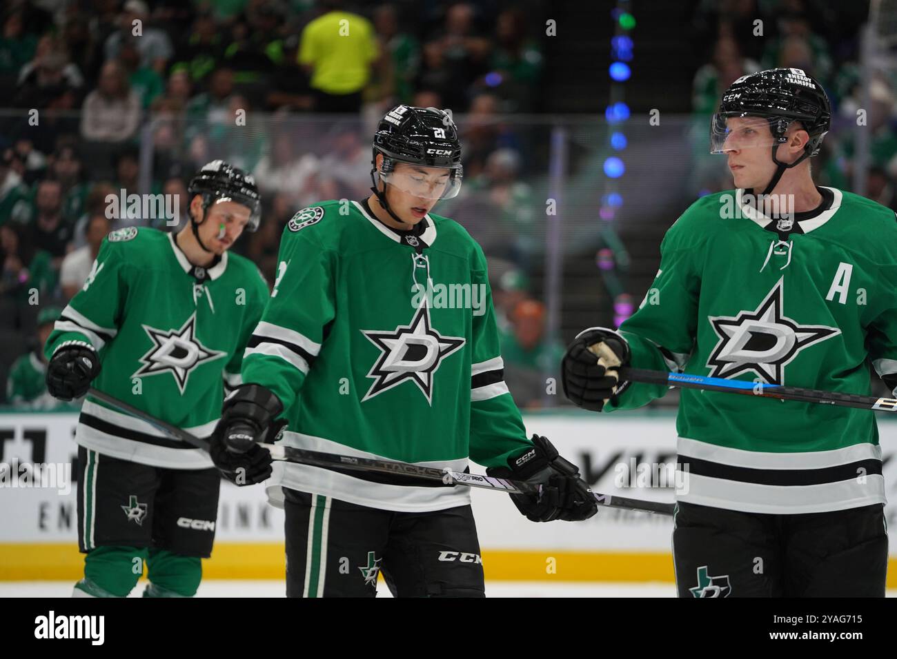 Dallas, Usa. Oktober 2024. Roope Hintz #2, Jason Robertson #21 und ESA Lindell #23 der Dallas Stars beim NHL-Spiel zwischen den Dallas Stars und den New York Islanders im American Airlines Center. Dallas Stars besiegen Minnesota Wild mit 3:0. Am 12. Oktober 2024 in Dallas, Texas, USA. (Foto: Javier Vicencio/Eyepix Group) Credit: Eyepix Group/Alamy Live News Stockfoto