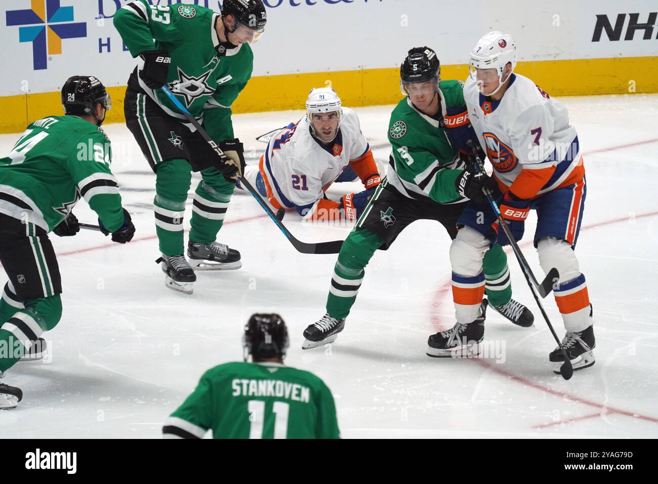 Dallas, Usa. Oktober 2024. Matt Duchene #95 der Dallas Stars und Maxim Tsyplakov #7 der New York Islanders kämpfen um den Puck während des NHL-Spiels zwischen den Dallas Stars und den New York Islanders im American Airlines Center. Dallas Stars besiegen Minnesota Wild mit 3:0. Am 12. Oktober 2024 in Dallas, Texas, USA. (Foto: Javier Vicencio/Eyepix Group/SIPA USA) Credit: SIPA USA/Alamy Live News Stockfoto