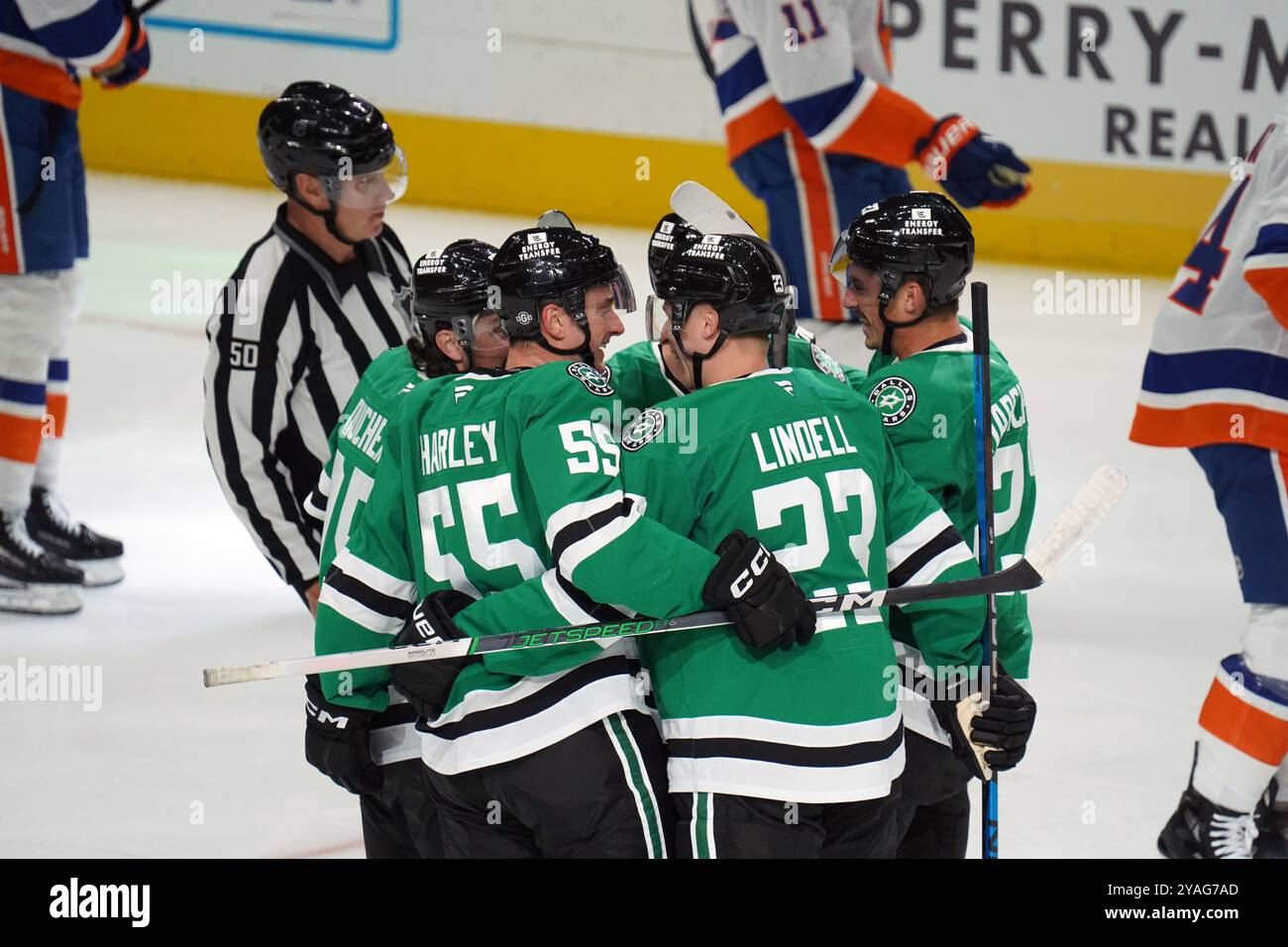 Dallas, Usa. Oktober 2024. Matt Duchene #95, Thomas Harley #55, ESA Lindell #23 und Mason Marchment #27 feiern Tyler Seguins #91 beim NHL-Spiel zwischen den Dallas Stars und den New York Islanders im American Airlines Center. Dallas Stars besiegen Minnesota Wild mit 3:0. Am 12. Oktober 2024 in Dallas, Texas, USA. (Foto: Javier Vicencio/Eyepix Group/SIPA USA) Credit: SIPA USA/Alamy Live News Stockfoto