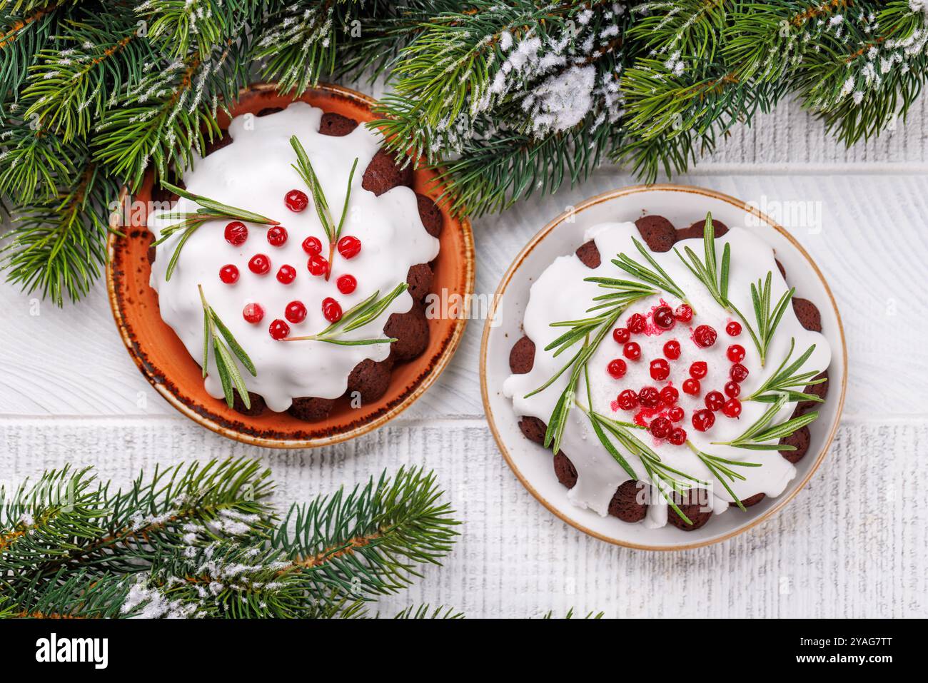 Festliche Weihnachtskuchen mit saisonalem Design, perfekt für Feiertage und Dessertteller Stockfoto