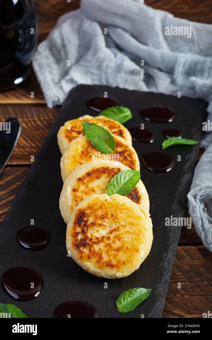 Süße Quark-Pfannkuchen mit Minze. Hüttenkäsepfannkuchen Stockfoto