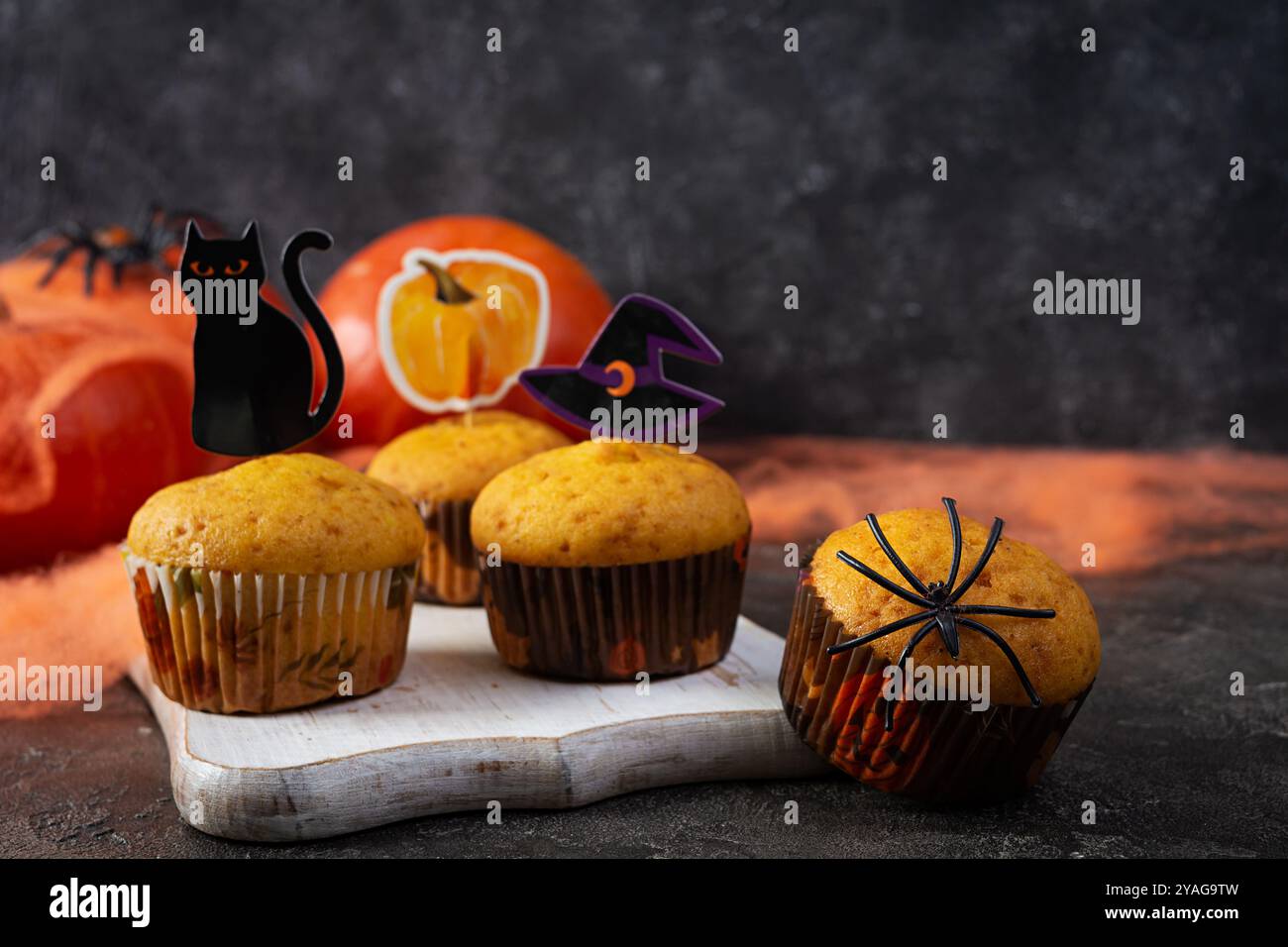 Kürbis- und Schokoladenmuffins oder Cupcakes. Halloween Deko mit Muffins. Herbstdessert Stockfoto