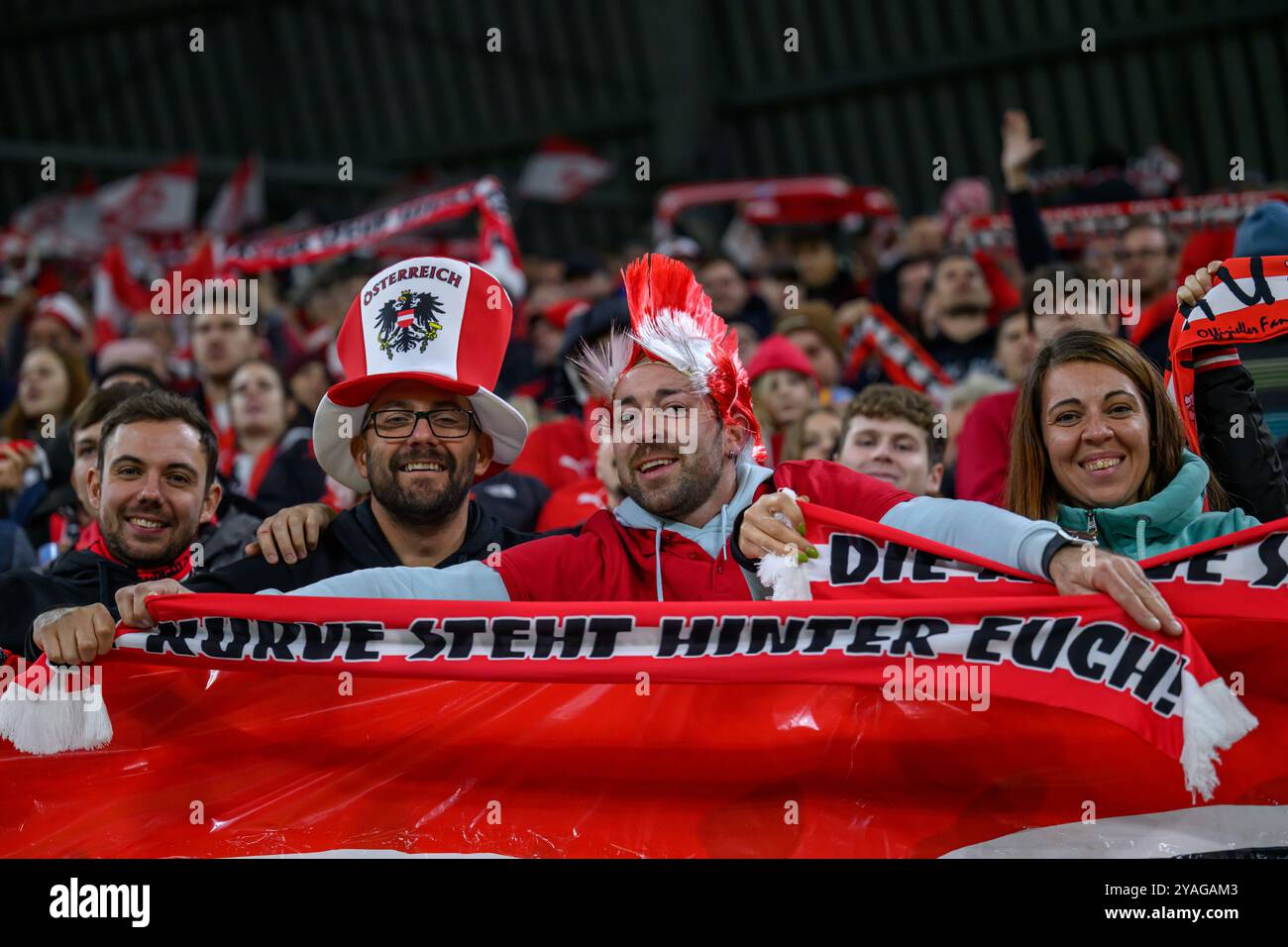 Österreichische Fußballfans während des UEFA Nations League Fußballspiels zwischen Österreich gegen Norwegen, am Sonntag 13. Oktober 2024 in der Raiffeisen Arena in Linz // österreichische Fußballfans beim Fußball-Spiel der UEFA Nations League zwischen Österreich und Norwegen am Sonntag, den 13. Oktober 2024 in der Raiffeisen Arena in Linz. - 20241013 PD6799 Credit: APA-PictureDesk/Alamy Live News Stockfoto