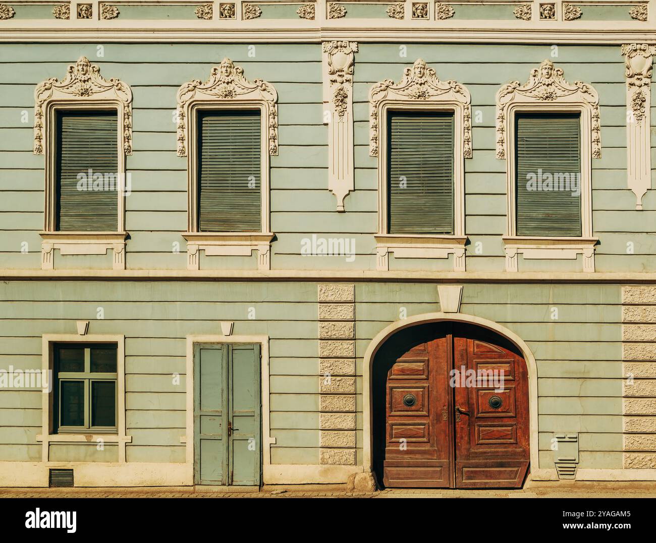 Gebäudefassade in der Altstadt von Petrovaradin an sonnigen Sommertagen Stockfoto