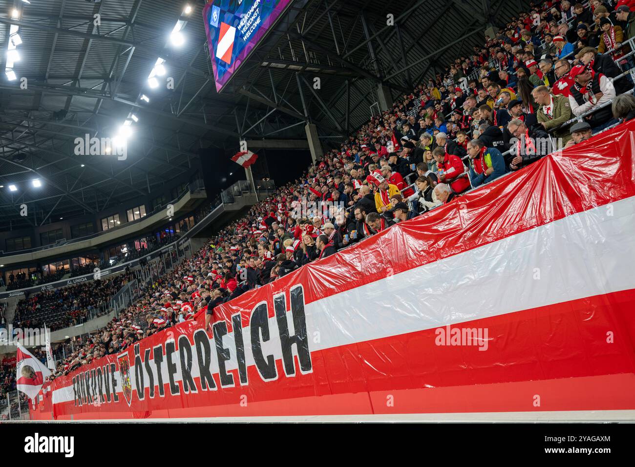 Österreichische Fußballfans während des UEFA Nations League Fußballspiels zwischen Österreich gegen Norwegen, am Sonntag 13. Oktober 2024 in der Raiffeisen Arena in Linz // österreichische Fußballfans beim Fußball-Spiel der UEFA Nations League zwischen Österreich und Norwegen am Sonntag, den 13. Oktober 2024 in der Raiffeisen Arena in Linz. - 20241013 PD6692 Credit: APA-PictureDesk/Alamy Live News Stockfoto