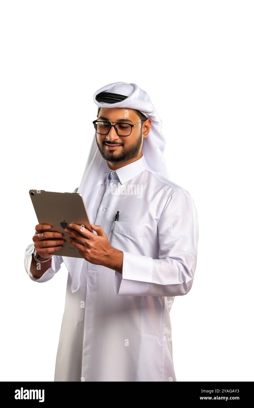 Männliches Modell im arabischen katarischen Kleid auf isoliertem Hintergrund. Geschäftskonzept Stockfoto