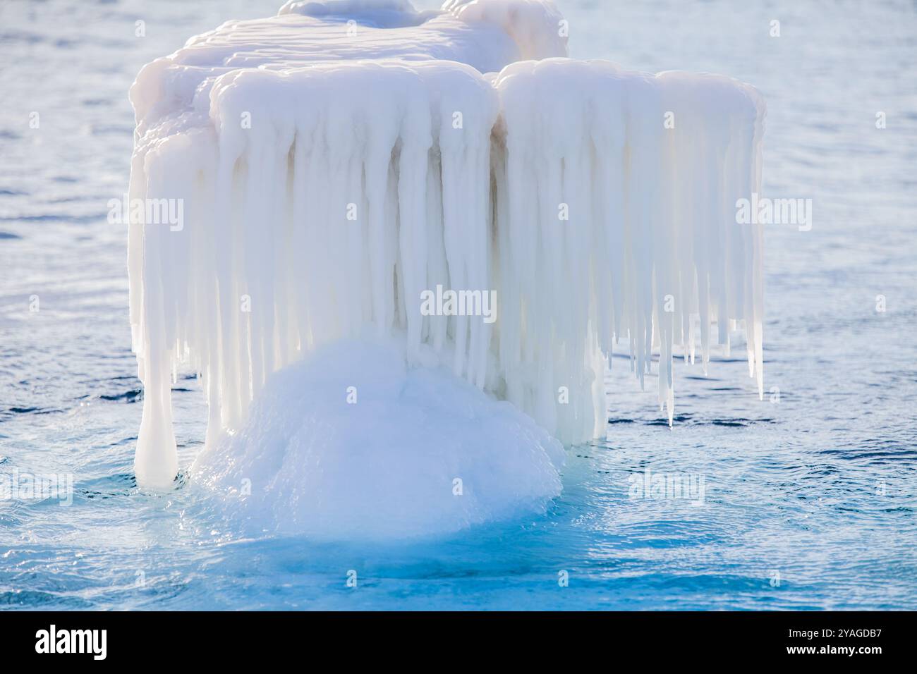 Geformte Eisschollen, die durch Wellen entstehen, die über die Schollen im McMurdo Sound in der Antarktis strömen Stockfoto Geformte Eisschollen, die durch Wellen entstehen, die über die Schollen im McMurdo Sound in der Antarktis strömen Stockfoto