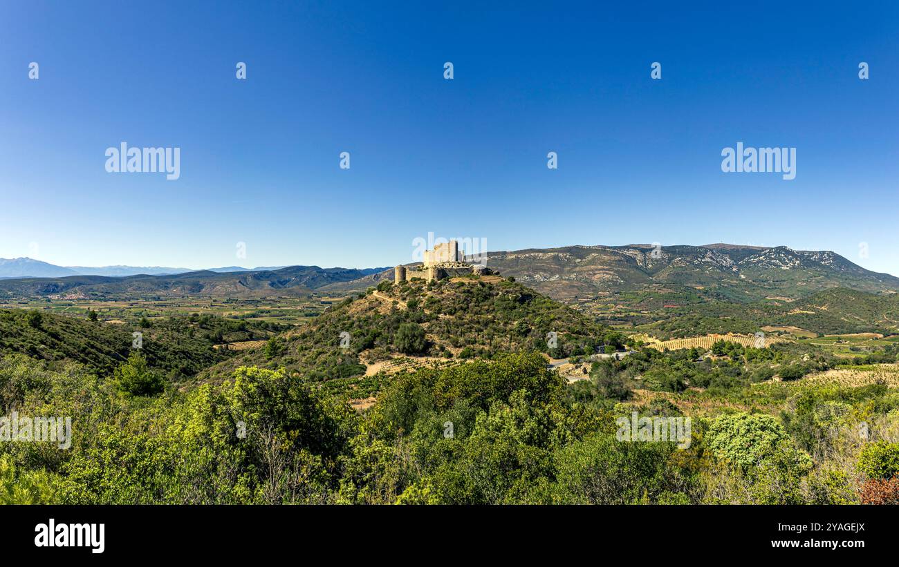 Château d'Aguilar in Aude, Occitanie, Frankreich – eine atemberaubende mittelalterliche Burg auf einem Hügel, umgeben von landschaftlich reizvollen Landschaften und reicher Geschichte. Stockfoto