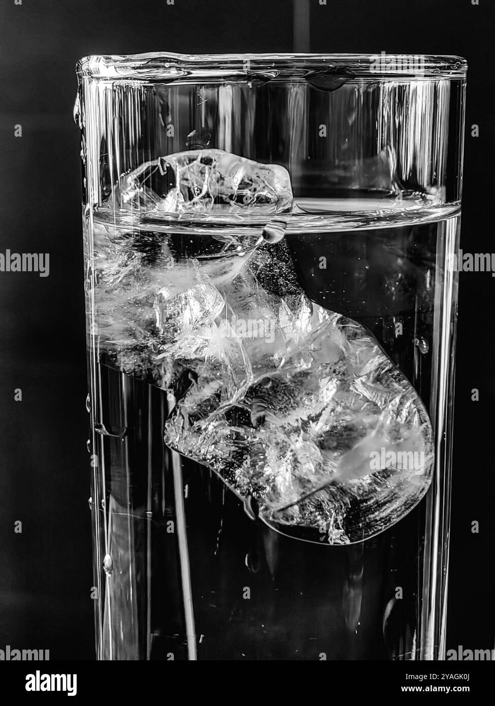 Der Eisberg des Unterbewussten: Eine titanische Metapher in Glas und Eis Stockfoto