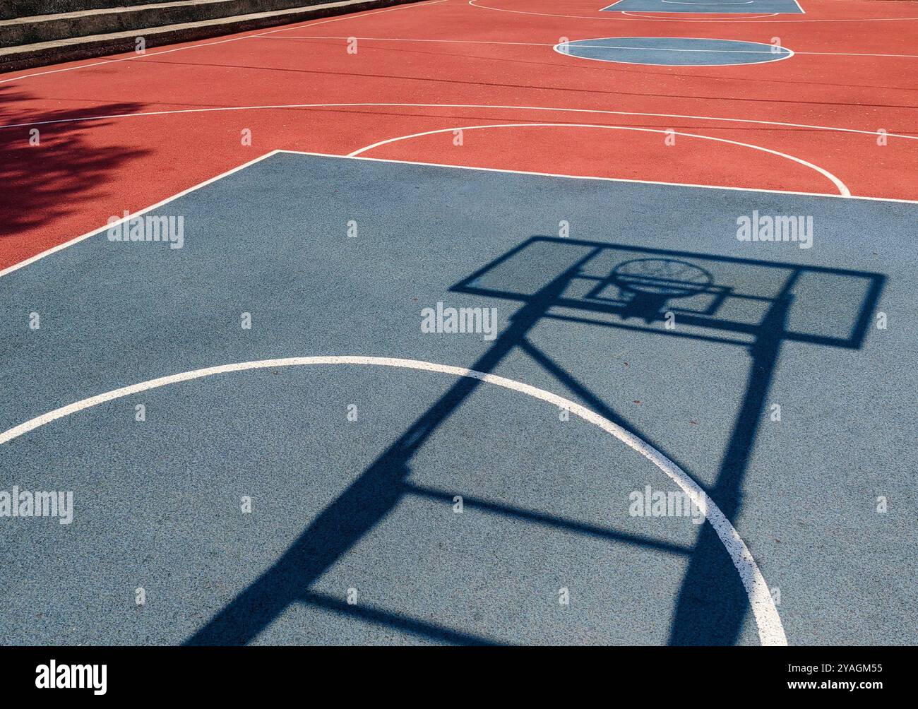 Shadow of the Basketball Board: Abstrakte Spielzeit auf dem Innenhof im Freien. Stockfoto