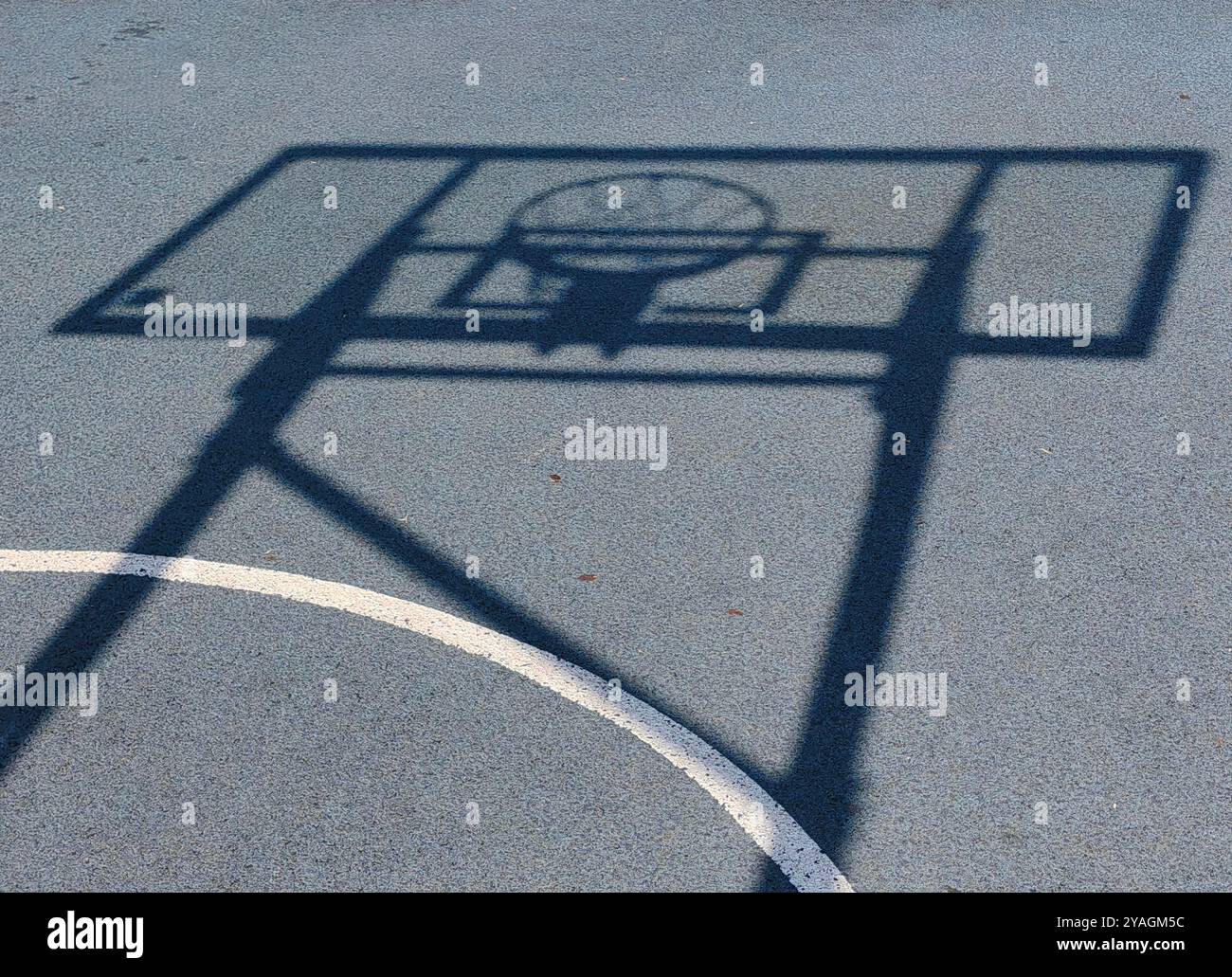 Shadow of the Basketball Board: Abstrakte Spielzeit auf dem Innenhof im Freien. Stockfoto