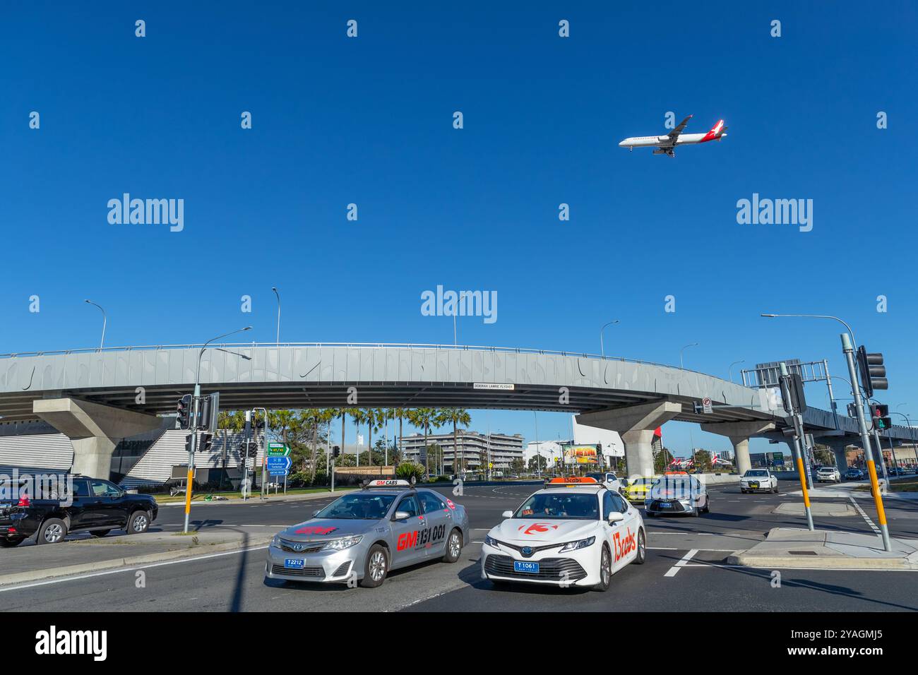 Der neue Deborah Lawrie Flyover, Teil des Sydney Gateway am Sydney Airport in Australien, von der Kreuzung Joyce Drive und O'Riordan St. aus gesehen Stockfoto