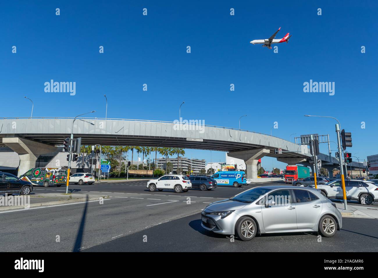 Der neue Deborah Lawrie Flyover, Teil des Sydney Gateway am Sydney Airport in Australien, von der Kreuzung Joyce Drive und O'Riordan St. aus gesehen Stockfoto