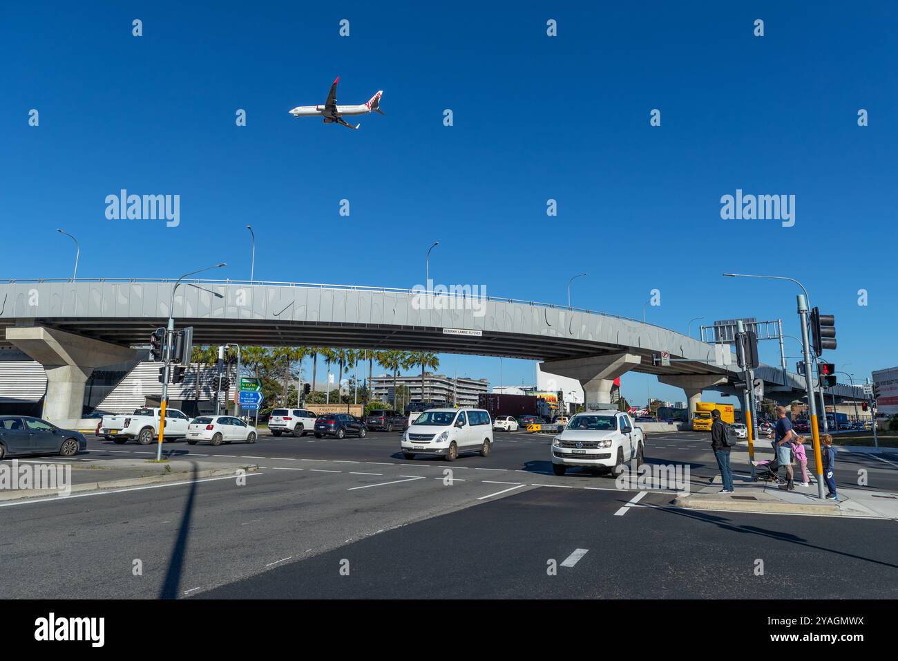 Der neue Deborah Lawrie Flyover, Teil des Sydney Gateway am Sydney Airport in Australien, von der Kreuzung Joyce Drive und O'Riordan St. aus gesehen Stockfoto