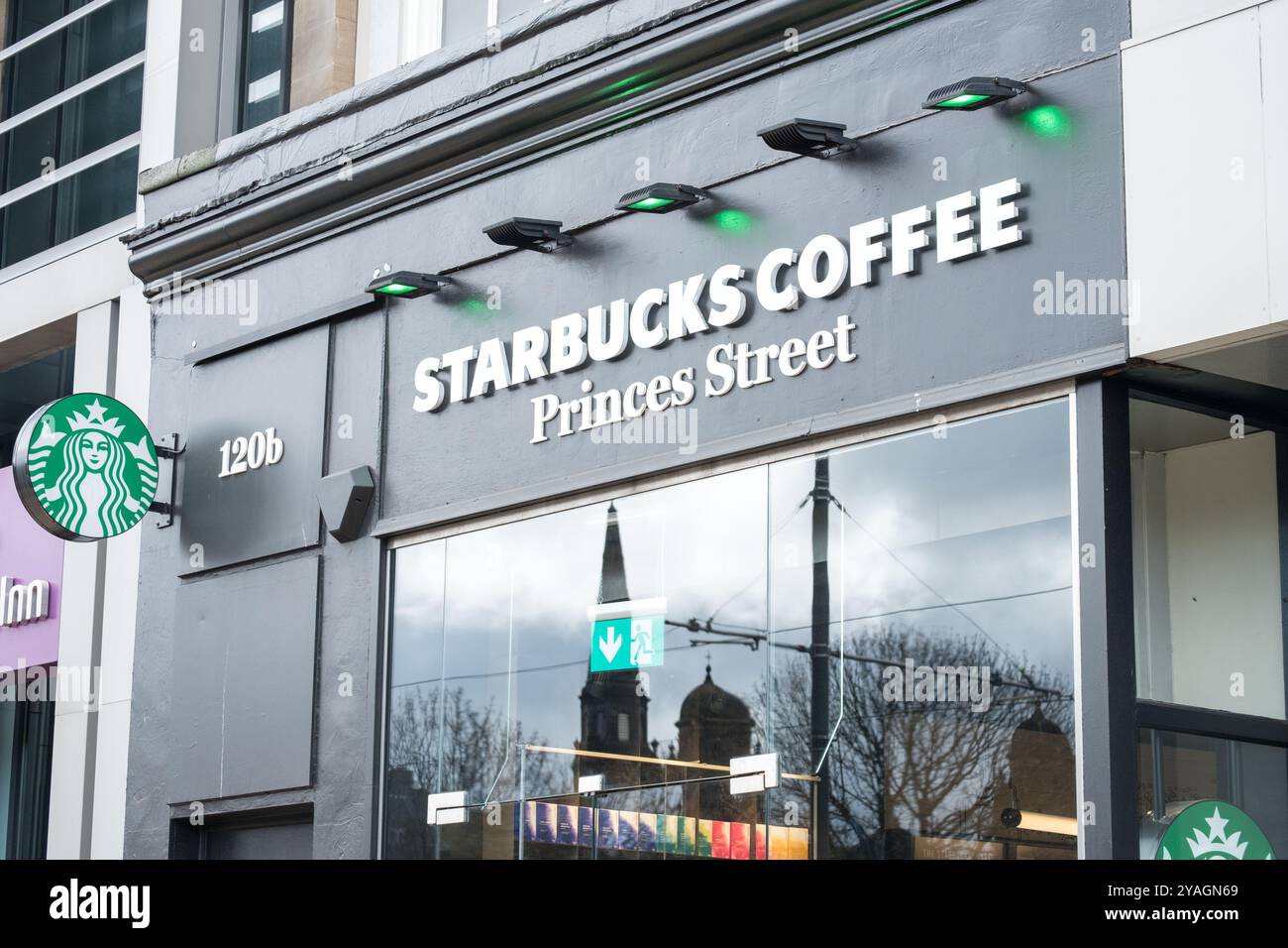 Edinburgh, Vereinigtes Königreich. 17. März 2017: Starbucks, Logo-Schild aus dem Außengeschäft in der Princes Street. Starbucks ist einer der weltberühmtesten Kaffees Stockfoto