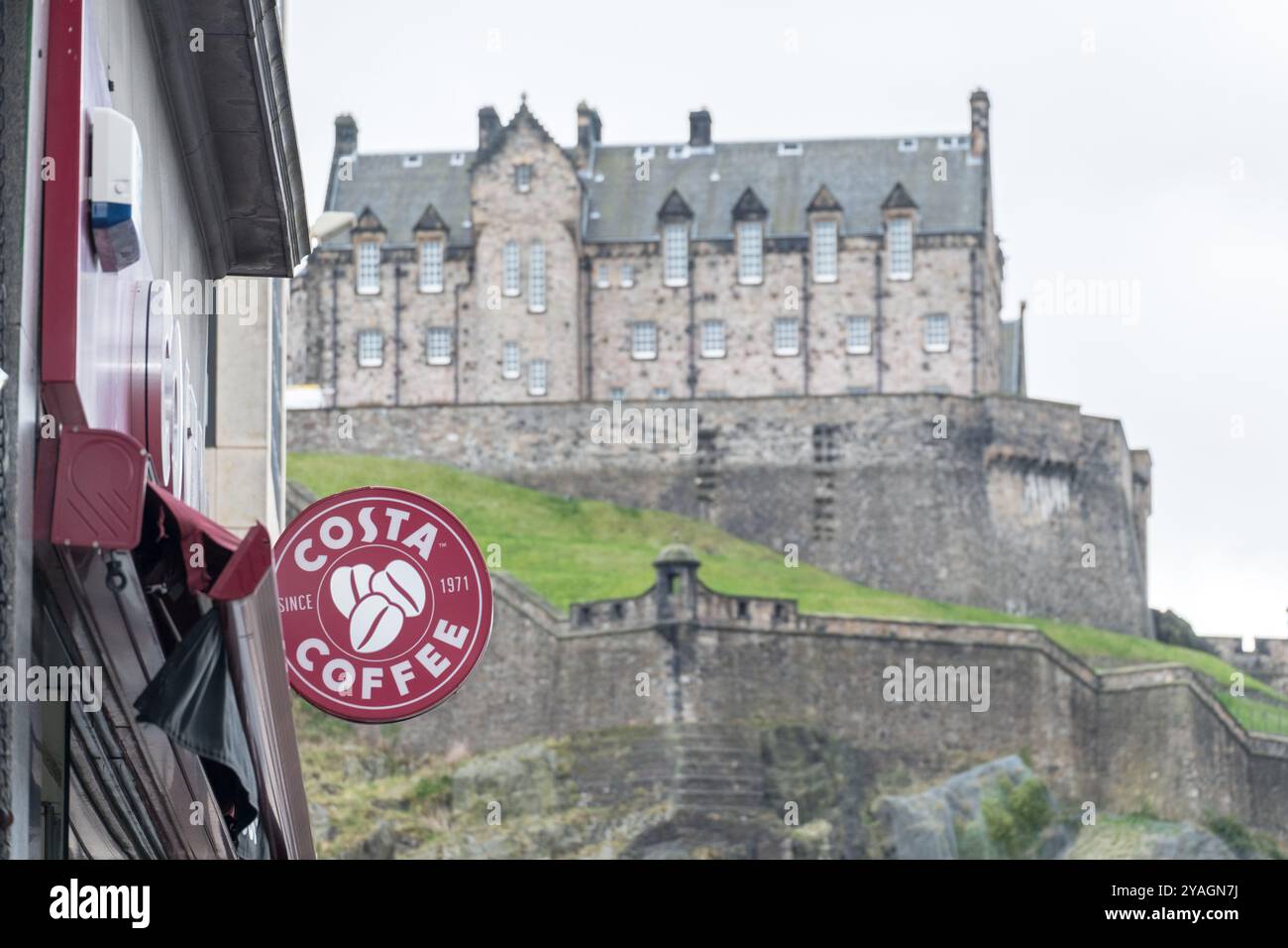 Edinburgh, Vereinigtes Königreich. 17. März 2017: Costa, Logo-Schild vom Außengeschäft in der Princes Street. Es ist eine britische multinationale Kaffeehausfirma, t Stockfoto