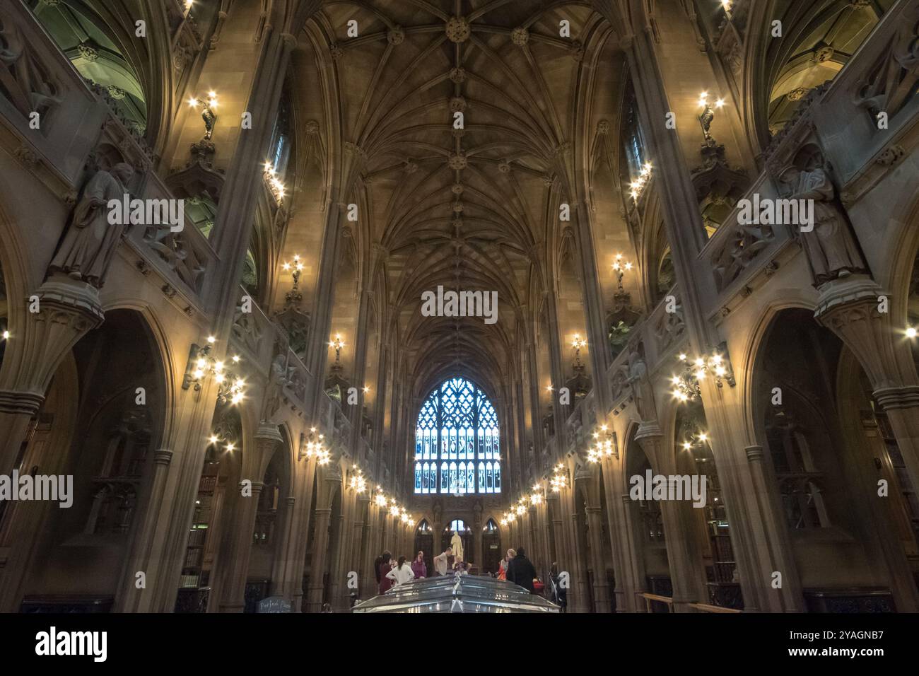 Manchester, England - 5. Oktober 2017: Innenansicht der John Rylands Library, einem spätviktorianischen neogotischen Gebäude in Deansgate in Manchester Stockfoto