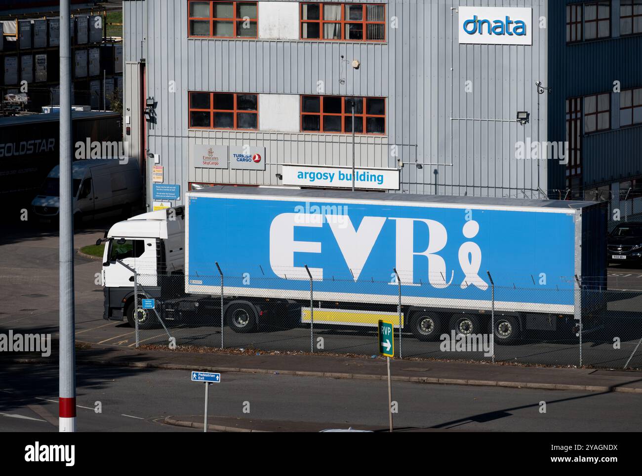 Evri LKW am Flughafen Birmingham Cargo Terminal, West Midlands, Großbritannien Stockfoto