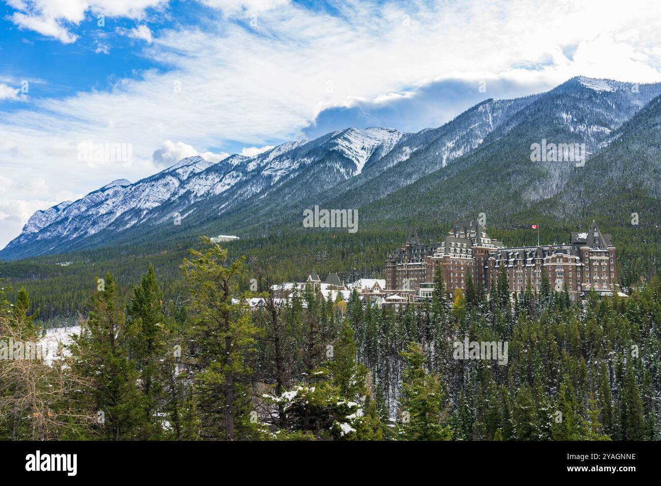 Fairmont Banff Springs in verschneiten Herbst sonnigen Tag. Blick vom Surprise Corner Viewpoint. Banff National Park, Canadian Rockies. Stockfoto