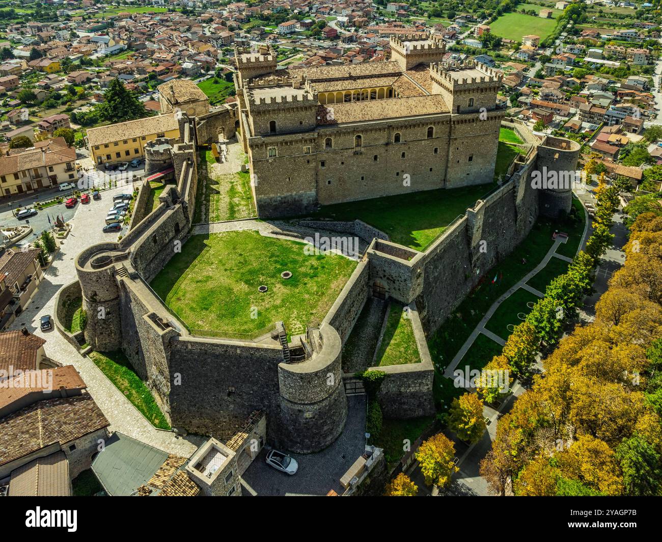 Aus der Vogelperspektive auf das Schloss Piccolomini mit seinen Mauern und Blick auf die Ebene von Fucino. Celano, Provinz L'Aquila, Abruzzen, Italien, Europa Stockfoto