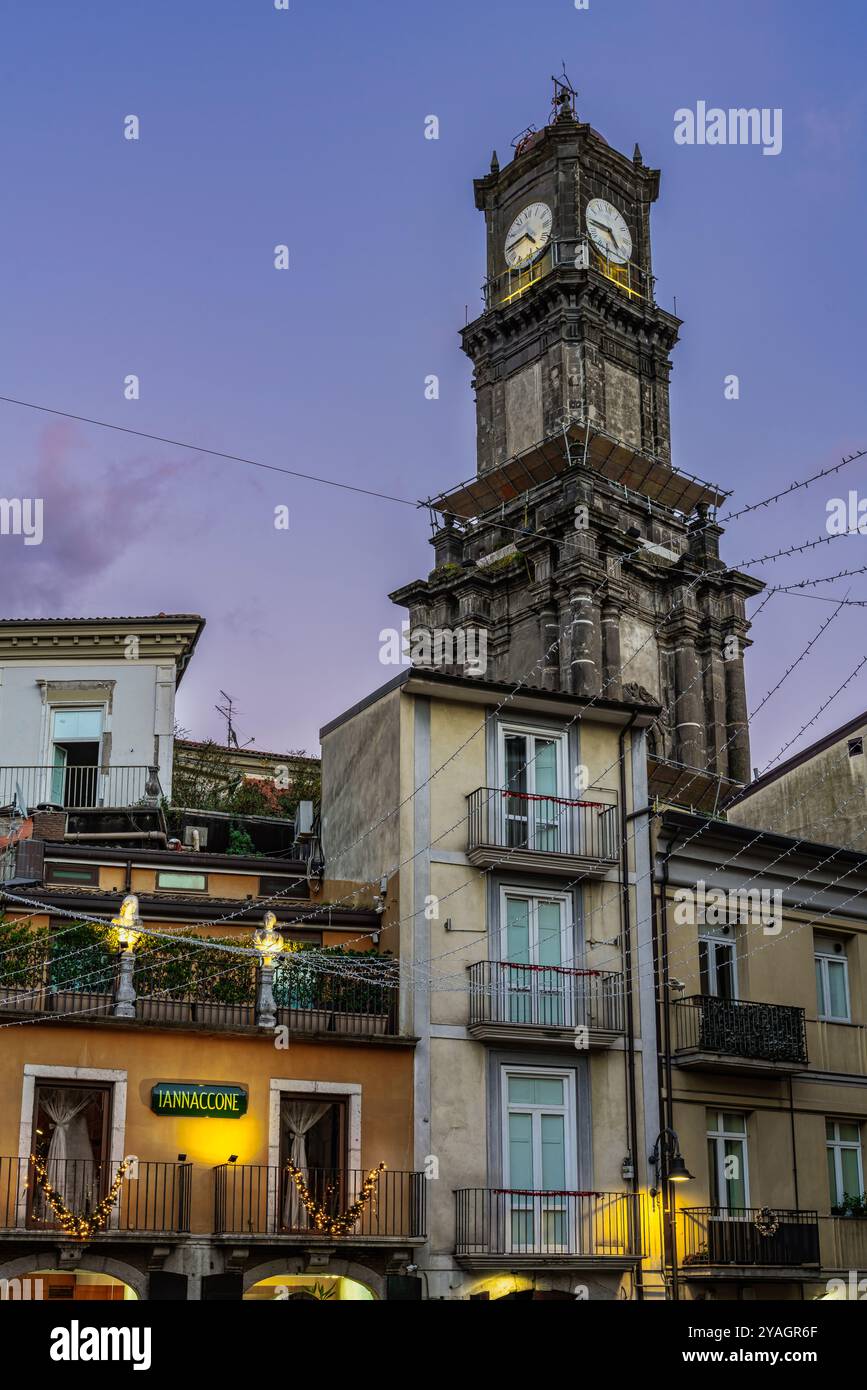 Der Uhrenturm, das Symbol von Avellino, ist ein barockes Denkmal mit Blick auf die Stadt. Avellino, Kampanien, Italien, Europa Stockfoto