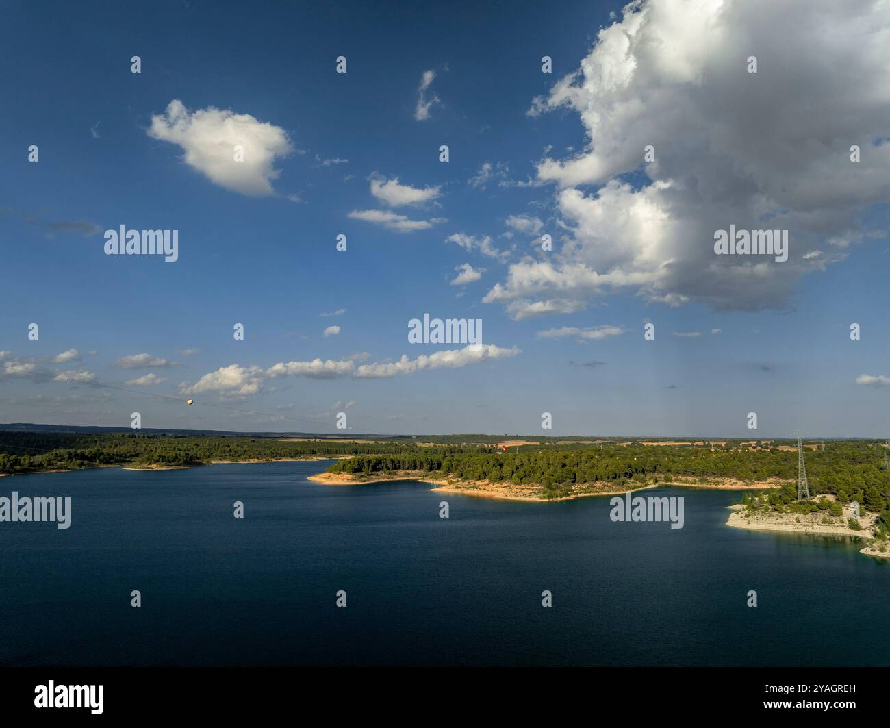 Luftaufnahme des Stausees Alarcón (Cuenca, Castilla-La Mancha, Spanien) ESP: Vista aérea del embalse de Alarcón (Cuenca, Castilla-la Mancha, España) Stockfoto