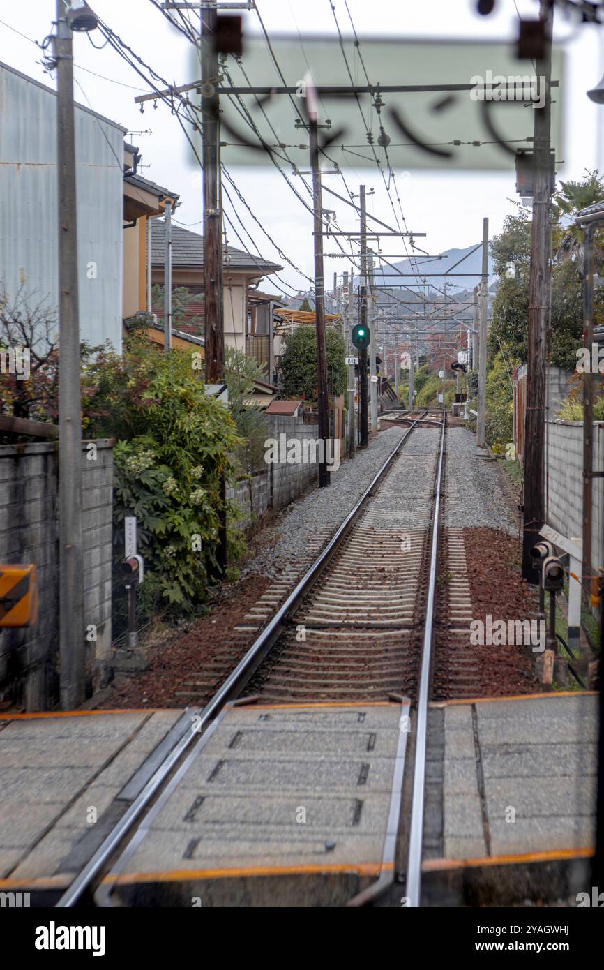 Leerer ländlicher japanischer Bahnsteig kyoto Stockfoto