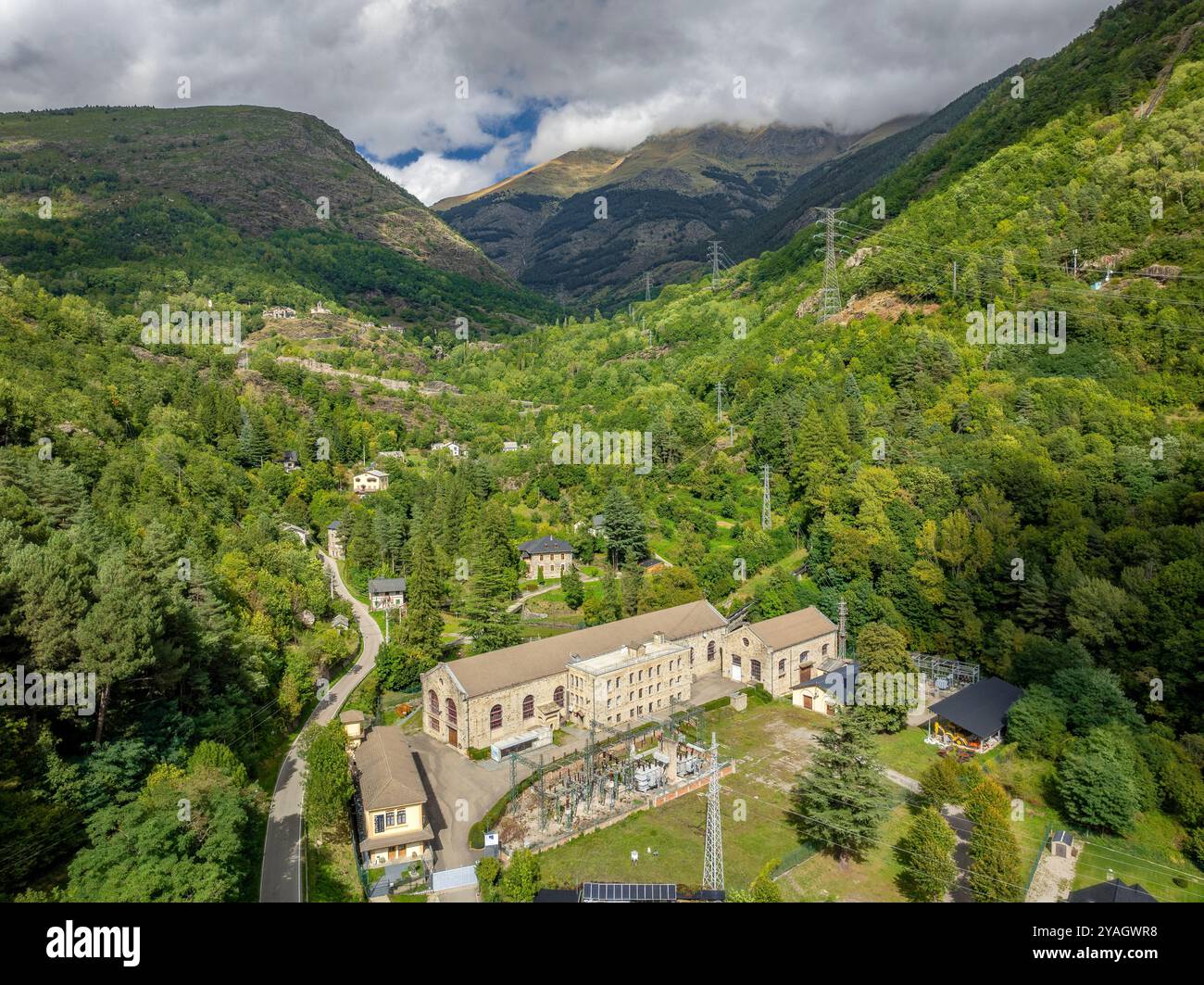 Luftaufnahme des Wasserkraftwerks Capdella im Tal Vall Fosca an einem bewölkten Herbstmorgen (Pallars Jussà, Lleida, Katalonien Spanien) Stockfoto