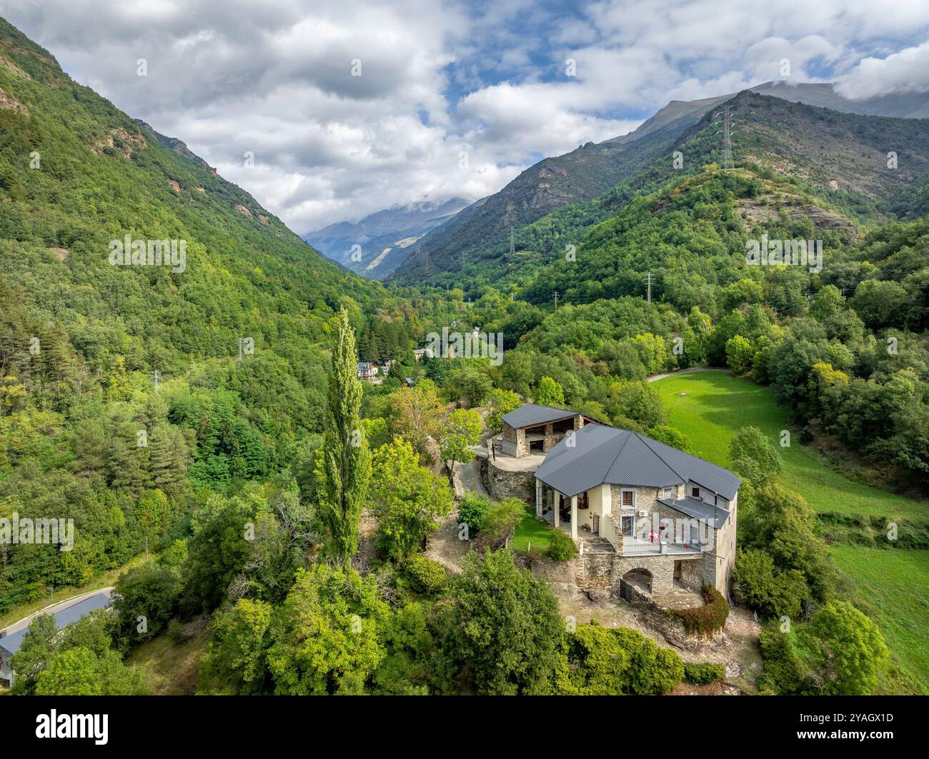 Luftaufnahme des Wasserkraftwerks Molinos, im Tal Vall Fosca, an einem bewölkten Herbstmorgen (Pallars Jussà, Lleida, Katalonien, Spanien) Stockfoto