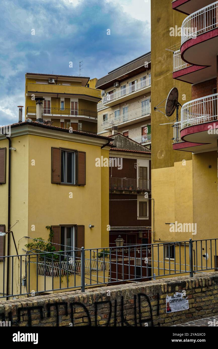 Blick auf die Gebäude in der Nähe am Stadtrand von Chieti. Chieti, Abruzzen, Italien, Europa Stockfoto